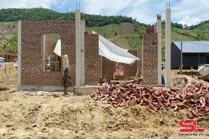 Ngôi nhà của ông Lò Văn Thiệt, bản Sòng Hạ, đang được xây dựng.