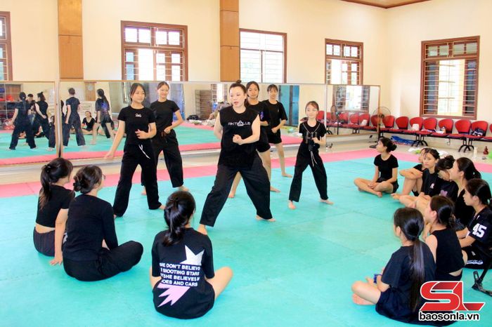Một buổi luyện tập của lớp năng khiếu tại Trung tâm Hoạt động thanh thiếu nhi tỉnh.