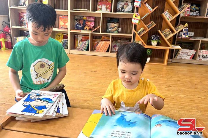 Các em thiếu nhi đọc sách tại thư viện của Trung tâm Văn hóa, Thể thao tỉnh.