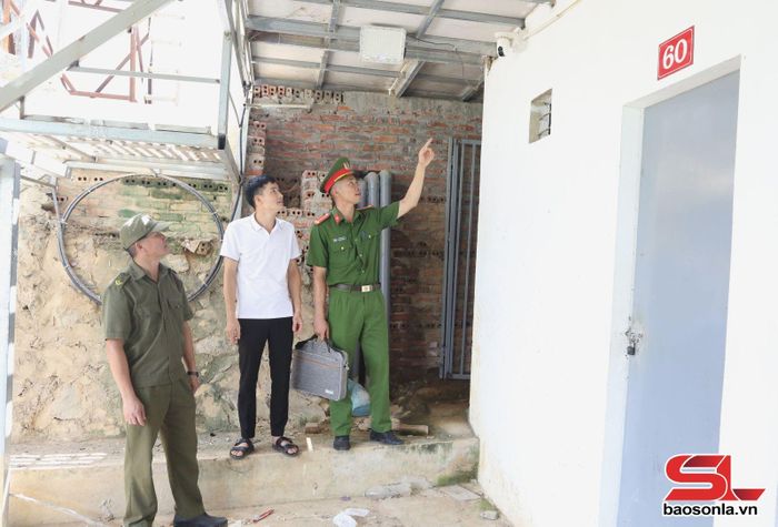 Công an xã Sốp Cộp cùng chủ nhà trọ kiểm tra vị trí lắp đặt camera an ninh.