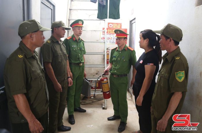 Hướng dẫn chủ nhà trọ sử dụng bình chữa cháy.