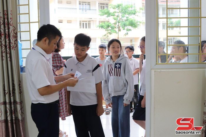 Giám thí gọi thí sinh vào phòng thi.