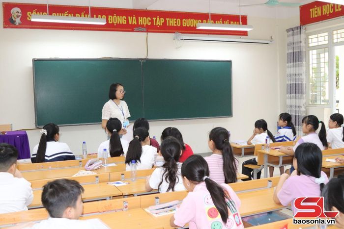 Giám thị phổ biến quy chế thi.