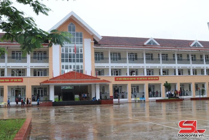 Trường TH-THCS-THPT Chu Văn An trước giờ thi.