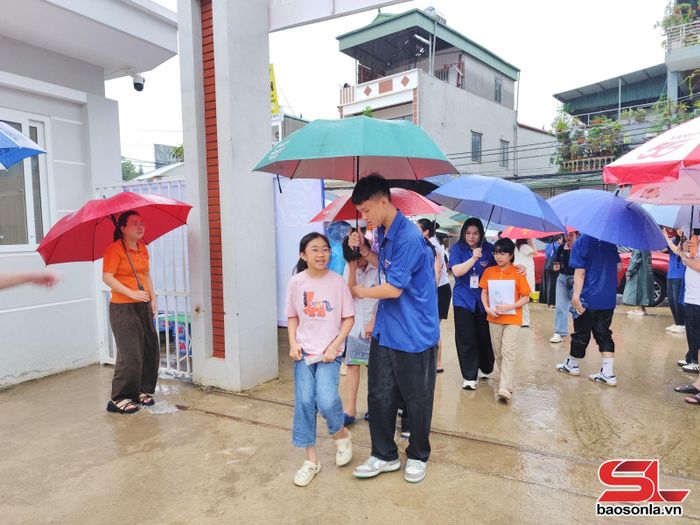 Tình nguyện viên hỗ trợ thí sinh vào phòng thi.