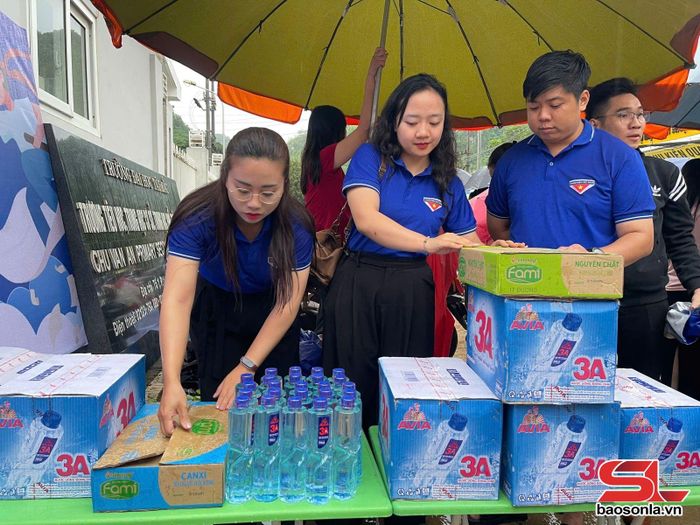 Đoàn viên Chi đoàn Báo và PTTH Sơn La tiếp sức kỳ dự tuyển.