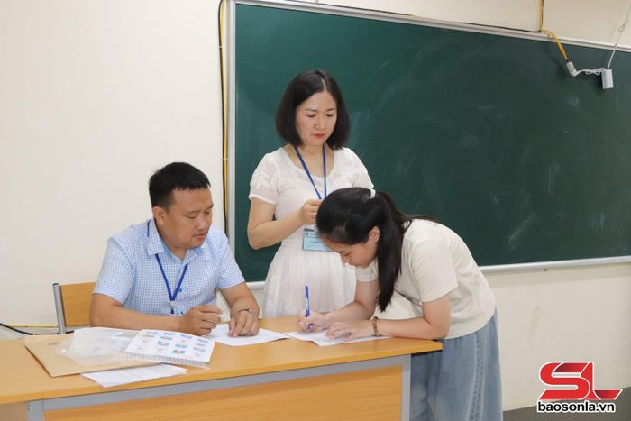 Thí sinh làm thủ tục tại phòng thi.