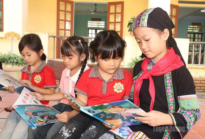 Học sinh Trường Tiểu học Quyết Tiến, xã Quản Bạ say mê đọc những cuốn sách văn học thiếu nhi.