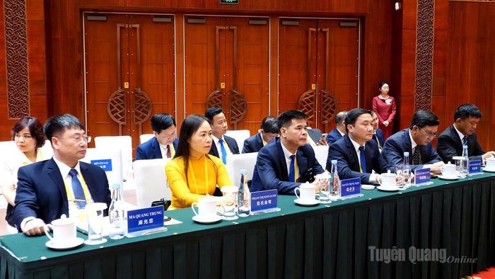 Lãnh đạo Văn phòng UBND tỉnh và các sở, ngành tại phiên họp.