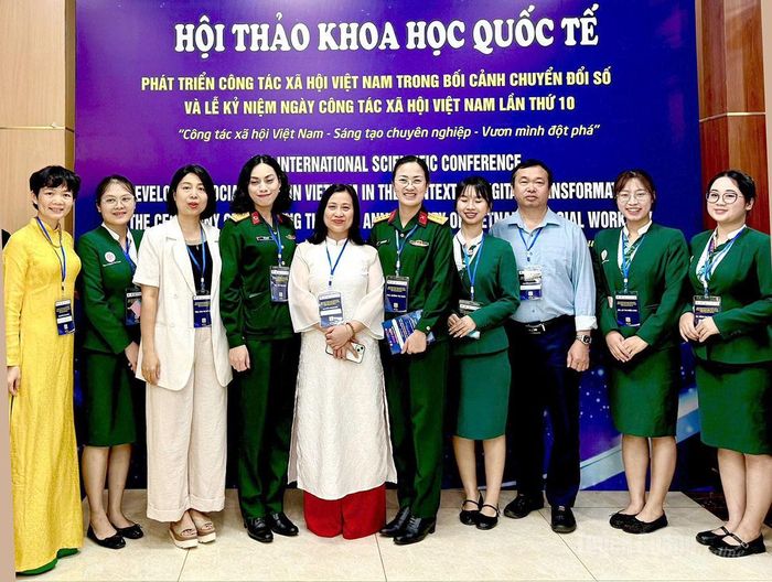 Tiến sỹ Hà Mỹ Hạnh (thứ 5 từ trái sang) tại Hội thảo Khoa học Quốc tế về tâm lý học.