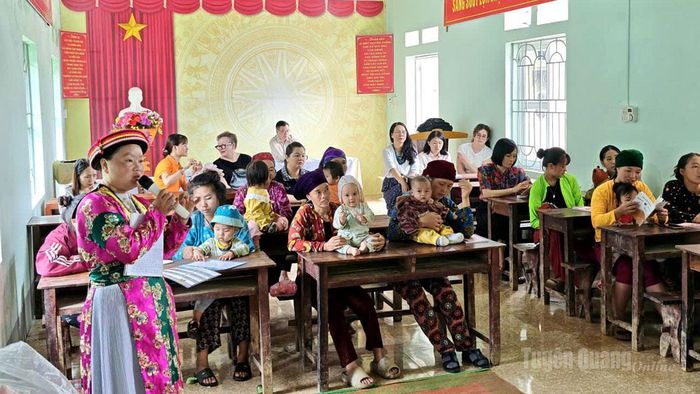 Đoàn chuyên gia Trường Đại học Monash (Úc) trao đổi, đánh giá và thúc đẩy các hoạt động chăm sóc sức khỏe bà mẹ, trẻ em tại vùng đồng bào dân tộc thiểu số tại xã Quản Bạ.