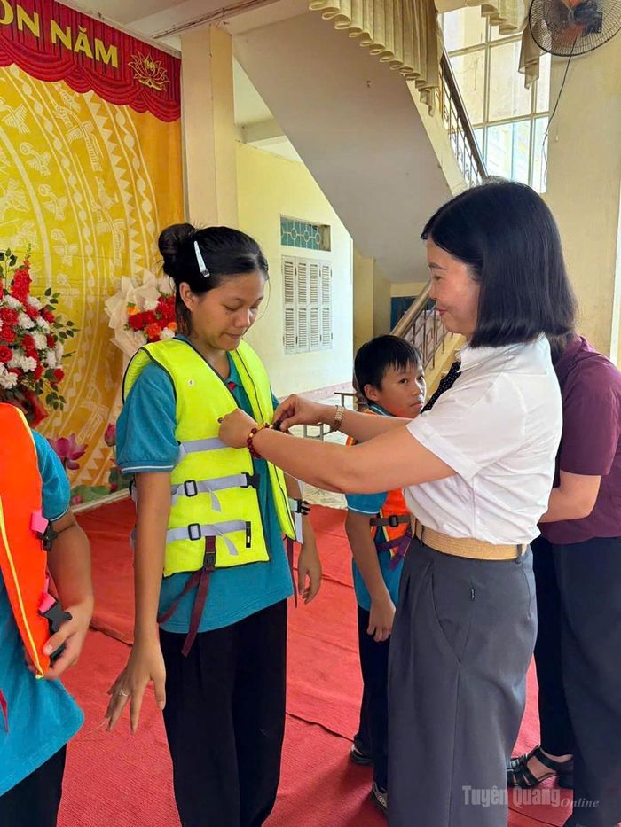Hướng dẫn trẻ em kỹ năng phòng chống đuối nước tại Trường Tiểu học và THCS Chiêu Yên, xã Lực Hành.