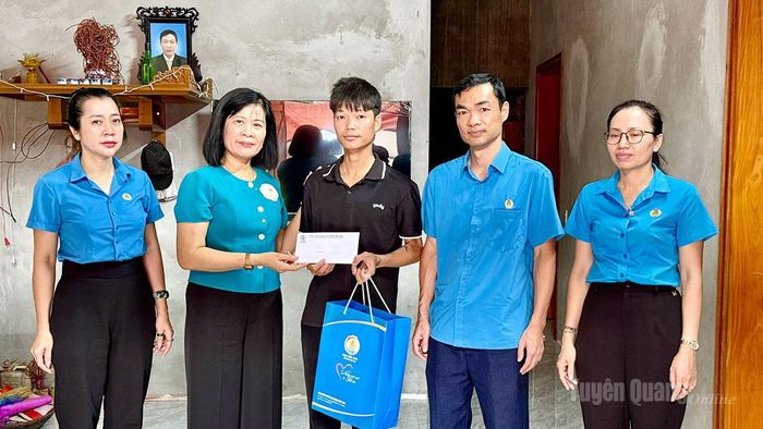 Đồng chí Đỗ Hồng Vân, Ủy viên Đoàn Chủ tịch, Phó Trưởng ban Quan hệ lao động Tổng Liên đoàn Lao động Việt Nam tặng quà cho canh Triệu Càn Hòa, công nhân Công ty TNHH Giày -Star.