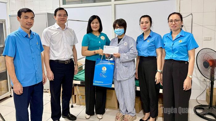 Đồng chí Đỗ Hồng Vân, Ủy viên Đoàn Chủ tịch, Phó Trưởng ban Quan hệ lao động Tổng Liên đoàn Lao động Việt Nam tặng quà cho đoàn viên Nguyễn Diệu Linh, Công đoàn cơ sở Bệnh viện Đa khoa tỉnh Tuyên Quang.