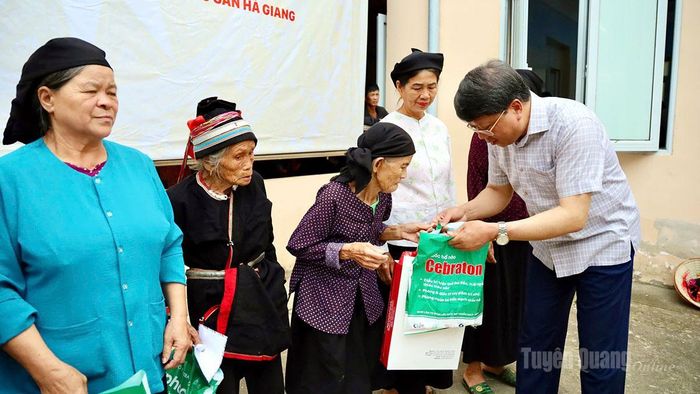 Phó Chủ tịch Thường trực Ủy ban MTTQ tỉnh Hà Trung Kiên trao quà của Bệnh viện Đa khoa Xanh Pôn cho người cao tuổi xã Mậu Duệ.