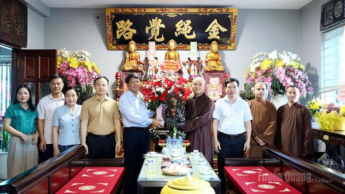 Phó Chủ tịch Thường trực Ủy ban MTTQ tỉnh Hà Trung Kiên thăm hỏi, chúc mừng Đại lễ Phật đản Phật lịch 2570 – Dương lịch 2026 tại Chùa Thiên Ân, xã Bắc Quang.