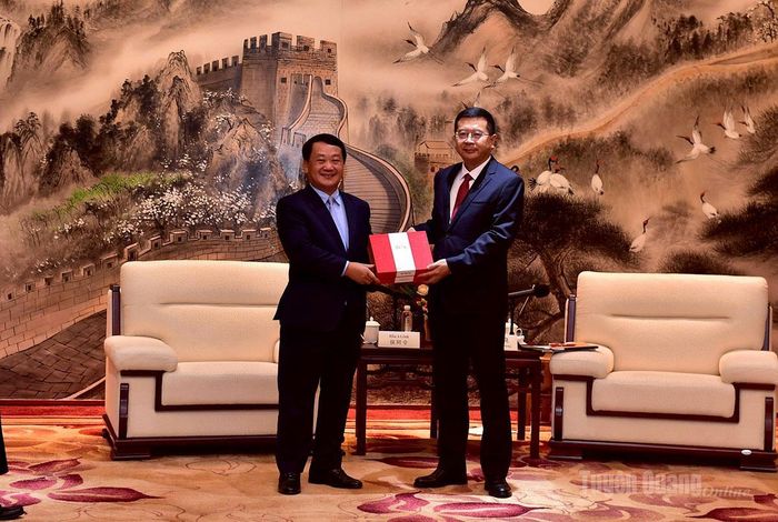 Lãnh đạo châu Văn Sơn tặng quà Bí thư Tỉnh ủy Hầu A Lềnh.