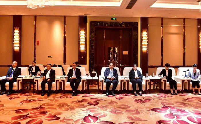 Các đồng chí lãnh đạo châu Văn Sơn tại buổi gặp mặt.