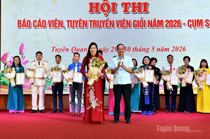 Đồng chí Phạm Sỹ Hùng, Hiệu trưởng Trường Chính trị tỉnh trao giải Nhì cho thí sinh.