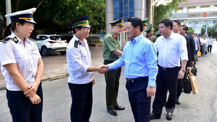 Bí thư Tỉnh ủy Hầu A Lềnh và Đoàn công tác nhập cảnh qua cửa khẩu Thanh Thủy.