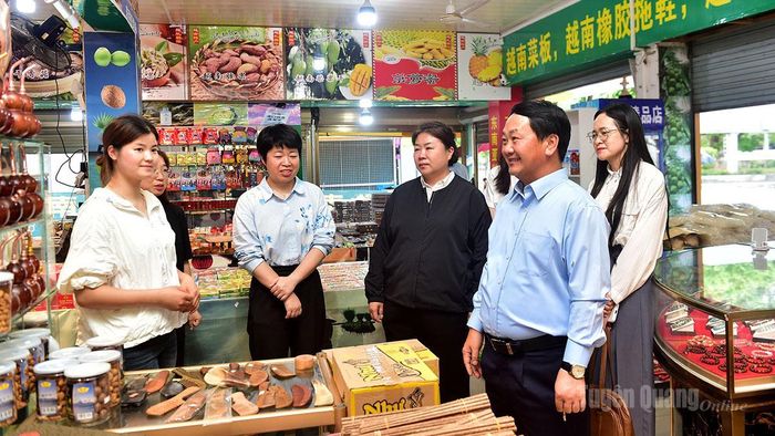 Bí thư Tỉnh ủy Hầu A Lềnh khảo sát hoạt động kinh doanh phí cửa khẩu Thiên Bảo (Trung Quốc).
