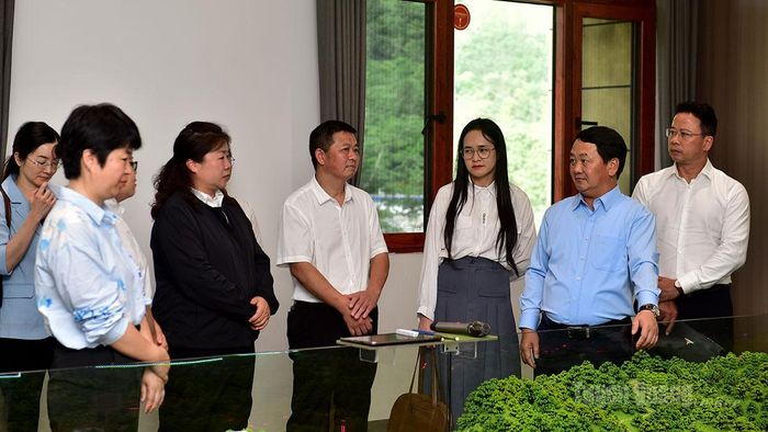 Bí thư Tỉnh ủy Hầu A Lềnh trao đổi với lãnh đạo châu Văn Sơn và huyện Ma Ly Pho về những định hướng hợp tác phát triển thời gian tới.