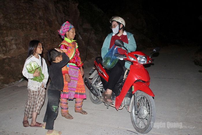 Chẳng ai bảo ai, những bó rau, quả bí được người dân gửi tặng cô giáo như lời cảm ơn mộc mạc vào những buổi tối miệt mài gieo con chữ nơi bản vùng cao.