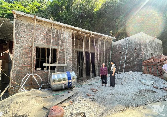 Căn nhà kiên cố của gia đình bà Nguyễn Thị Hạnh, ở thôn Nà Đán (xã Phong Quang) đang được xây dựng.