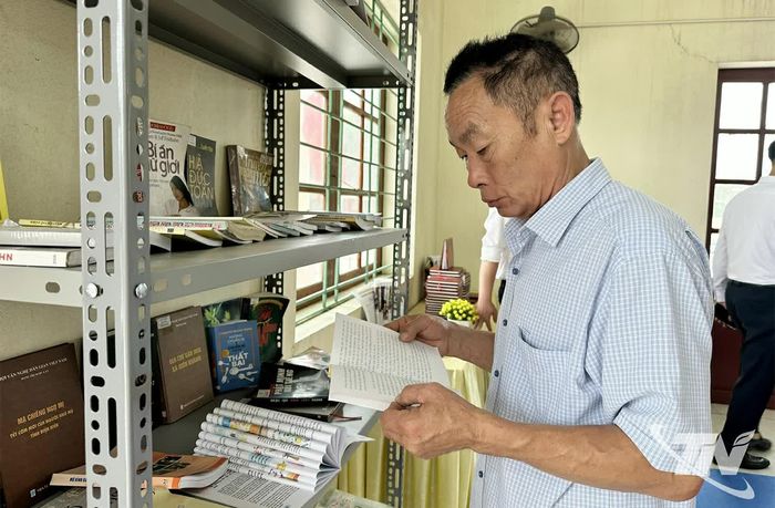 Ngoài học sinh, người cao tuổi cũng tìm đến thư viện cộng đồng để đọc sách, báo.