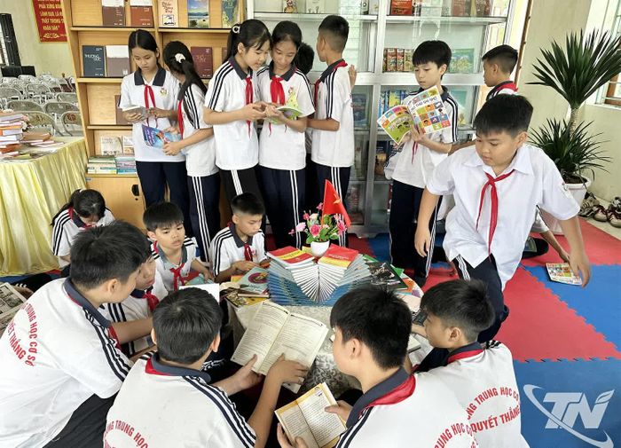 Học sinh phường Quyết Thắng (Thái Nguyên) đến đọc sách, sinh hoạt tại thư viện cộng đồng.