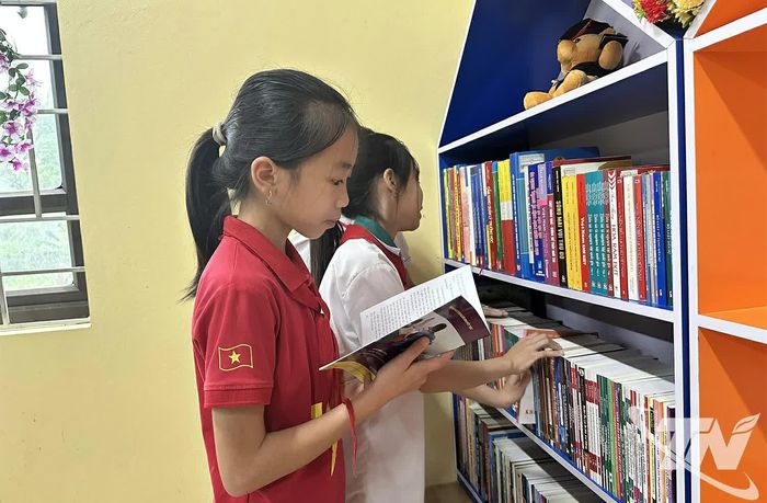 Học sinh tại xã Côn Minh lựa chọn truyện tranh, sách thiếu nhi tại Thư viện và Trung tâm sinh hoạt văn hóa cộng đồng.