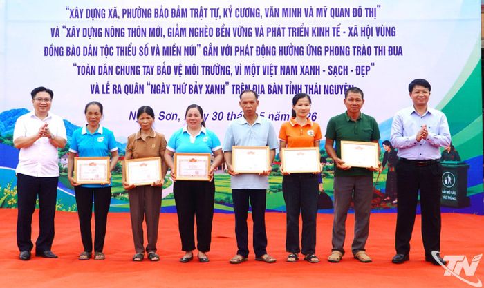 Các tập thể, cá nhân tiêu biểu được biểu dương, khen thưởng tại Lễ phát động.