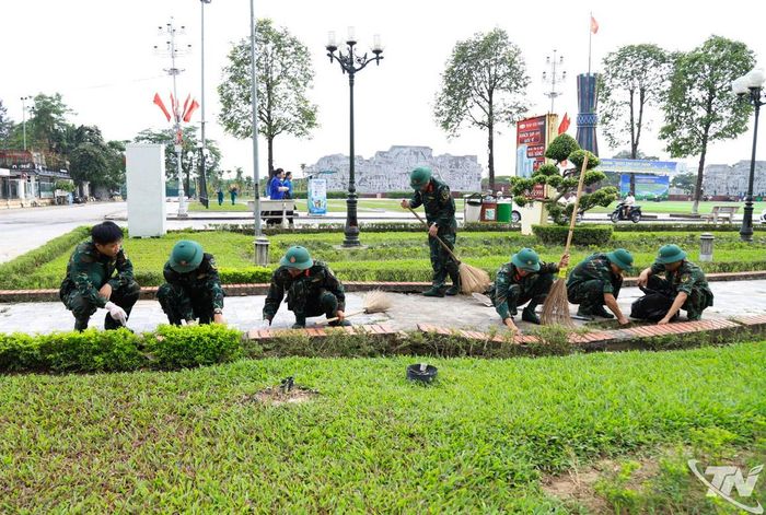 Các lực lượng tham gia tổng vệ sinh môi trường khu vực trung tâm phường Phan Đình Phùng.