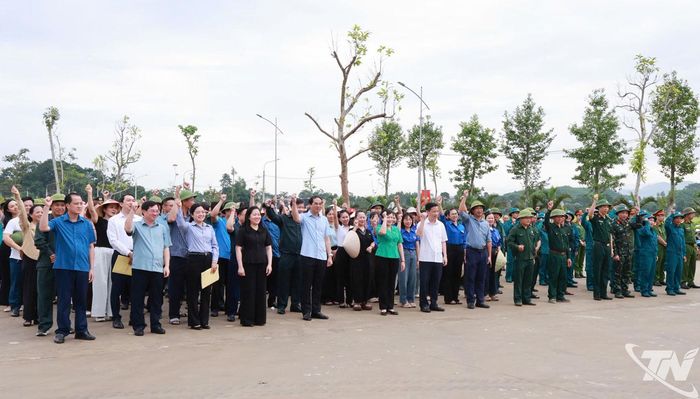 Đồng chí Bí thư Tỉnh ủy và các đại biểu dự Lễ phát động tại xã La Bằng.