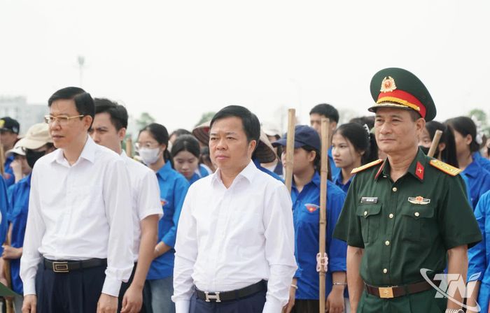 Dự lễ phát động có đồng chí Bùi Văn Lương, Phó Bí thư Tỉnh ủy, Chủ tịch HĐND tỉnh; đồng chí Dương Văn Tiến, Ủy viên Ban Thường vụ, Trưởng Ban Tổ chức Tỉnh ủy; đồng chí Ngô Tuấn Anh, Ủy viên Ban Thường vụ Tỉnh ủy, Chỉ huy trưởng Bộ CHQS tỉnh Thái Nguyên.