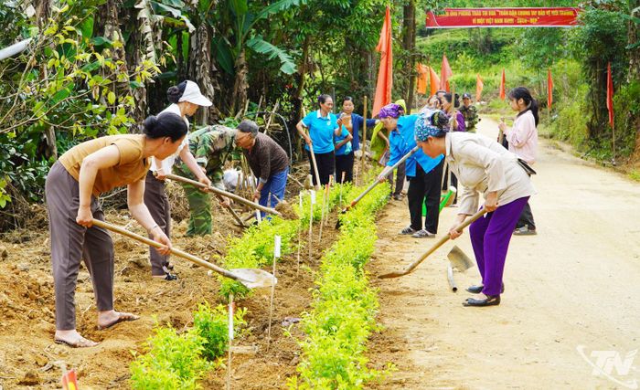 Ngay sau Lễ phát động, các đại biểu, cán bộ, đoàn viên, hội viên và nhân dân tham gia tổng vệ sinh môi trường trên địa bàn xã.