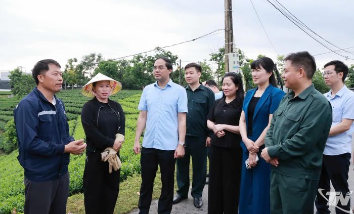 Đồng chí Bí thư Tỉnh ủy cùng các đại biểu và người dân xã La Bằng.