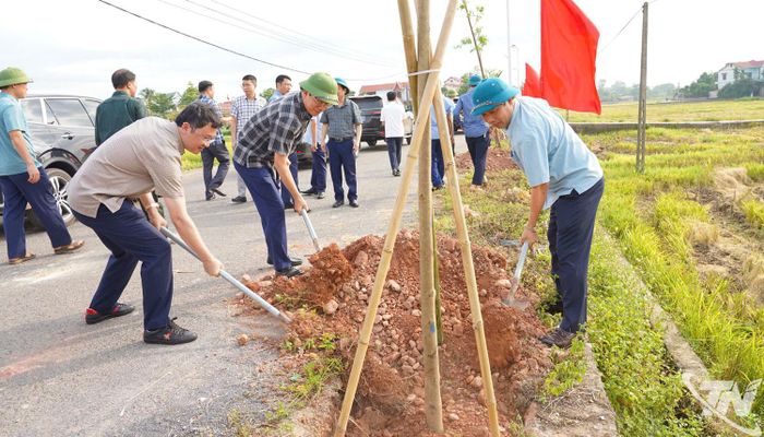 Các đồng chí lãnh đạo tỉnh cùng đại biểu tham gia trồng cây ngay sau Lễ phát động.