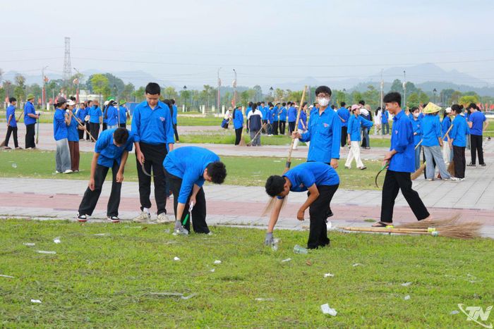 Hàng trăm cán bộ, đoàn viên thanh niên, lực lượng vũ trang và các tầng lớp nhân dân đã tham gia dọn dẹp vệ sinh môi trường tại khu vực trung tâm của Phường.