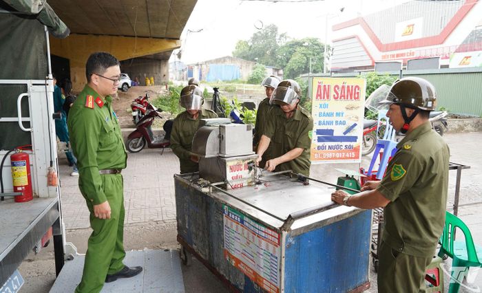 Lực lượng chức năng phường Quyết Thắng xử lý các trường hợp lấn chiếm hành lang an toàn giao thông, lòng đường, vỉa hè làm nơi kinh doanh.