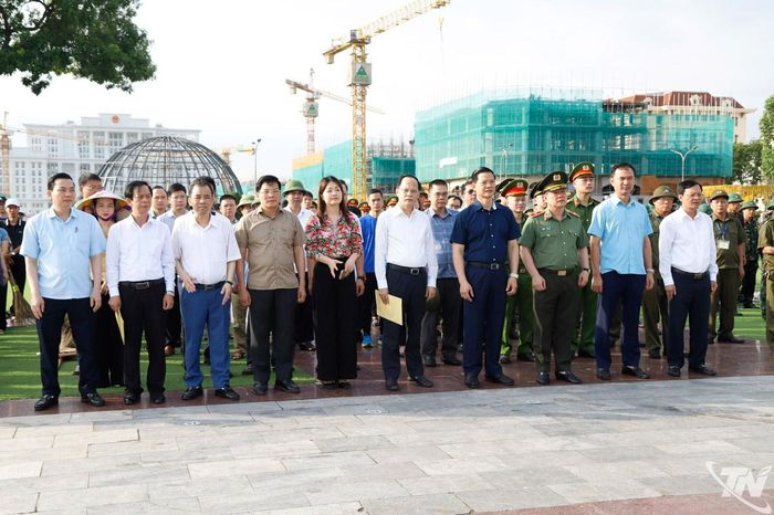 Đồng chí Chủ tịch UBND tỉnh Vương Quốc Tuấn và các đại biểu dự Lễ phát động.