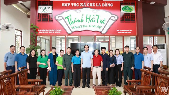 Đồng chí Bí thư Tỉnh ủy và Đoàn công tác thăm Trung tâm thông tin làng nghề và trưng bày sản phẩm thủ công của Hợp tác xã chè La Bằng.
