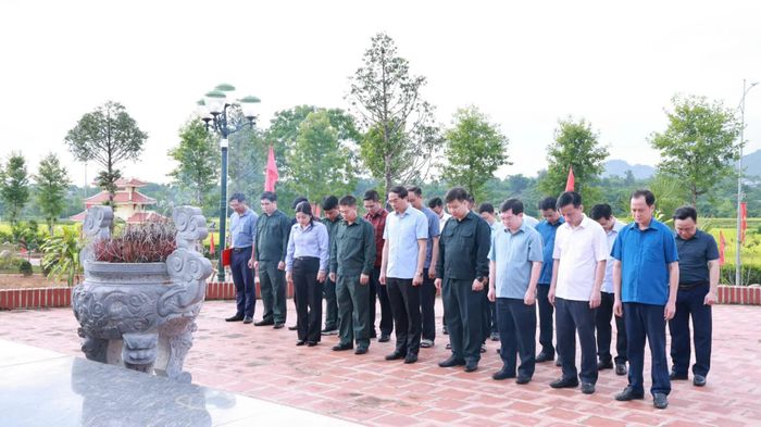 Đồng chí Bí thư Tỉnh ủy và các đồng chí lãnh đạo tỉnh, cán bộ, nhân dân xã La Bằng dâng hương tại Di tích nơi thành lập cơ sở Đảng Cộng sản đầu tiên của Đảng bộ tỉnh Thái Nguyên.