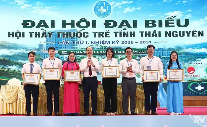 Ban Tổ chức trao tặng Bằng khen của Ban Chấp hành Trung ương Hội Thầy thuốc trẻ Việt Nam, Bằng khen của Hội LHTN Việt Nam và Bằng khen của Hội LHTN tỉnh Thái Nguyên cho các tập thể, cá nhân.