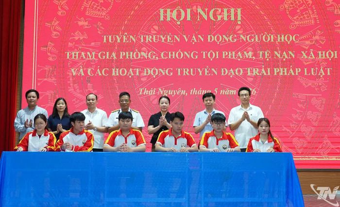Đại diện sinh viên Trường Đại học Kỹ thuật Công nghiệp ký cam kết chấp hành nghiêm các quy định của pháp luật, không tham gia các hoạt động truyền đạo trái phép.