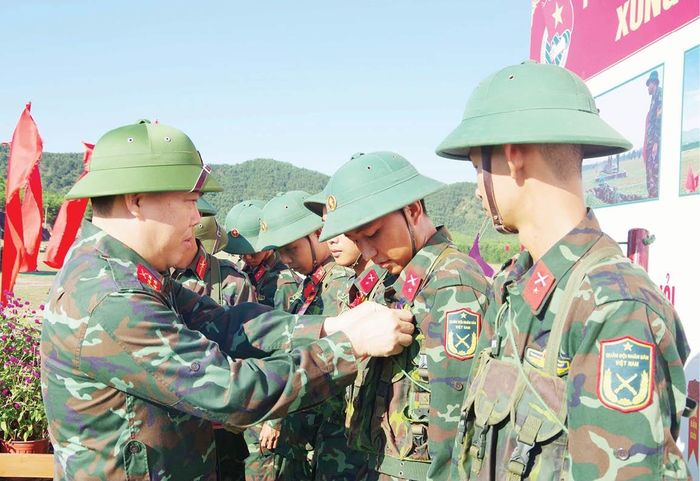  Tặng hoa chiến sĩ bắn đạt điểm giỏi