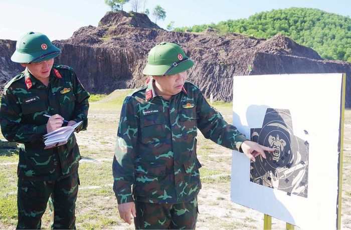 Đại tá Nguyễn Kỳ Hồng, Phó Chủ nhiệm Chính trị Quân khu IV kiểm tra kết quả bắn súng AK bài 1 của chiến sĩ mới 