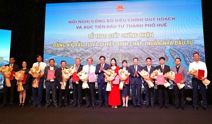 Lãnh đạo thành phố trao Giấy chứng nhận đăng ký đầu tư và Quyết định chấp thuận nhà đầu tư cho các nhà đầu tư