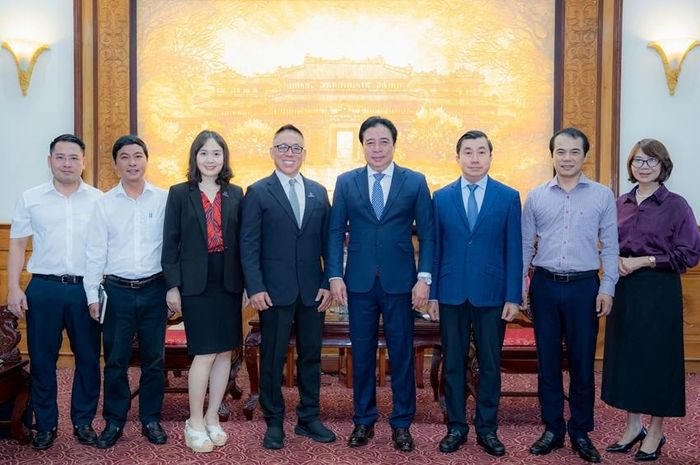 Lãnh đạo thành phố chụp hình lưu niệm cùng lãnh đạo Công ty Cổ phần tư vấn Encity Singapore