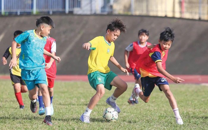 Thí sinh tham gia thi tuyển vận động viên năng khiếu bóng đá năm 2026 trên sân vận động Tự Do